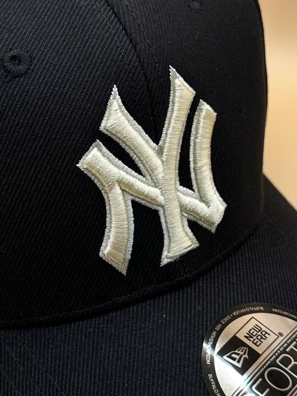 NWT New Era NY Yankees 9FORTY Black Adjustable Cap Hat - Picture 3 of 4